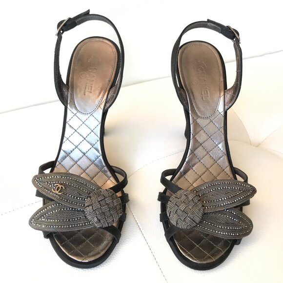 CHANEL BLACK SATIN SLINGBACKS CC LOGO CAMELLIA PETALS 38.5 CHAIN STRASS WEDDING - Picture 5 of 16